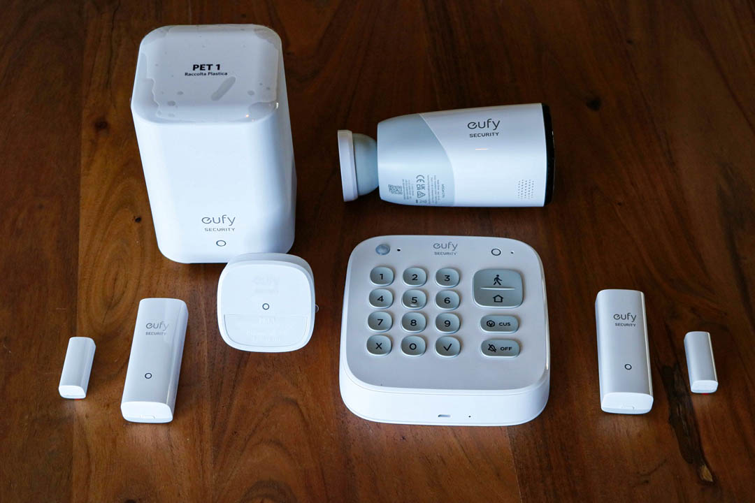 Complete Eufy Alarmsysteem uitgestald met de 5-in-1 set en de EufyCam 2 Pro