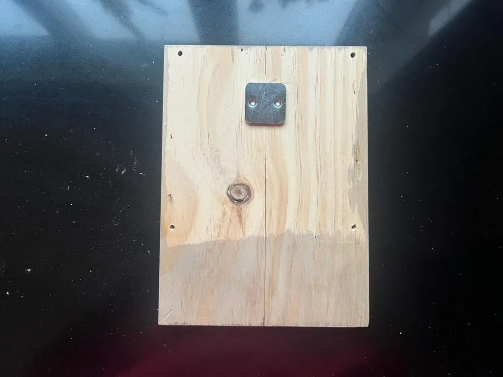 Metalen strip in het midden uitgelijnd, zodat de camera daar kan hangen