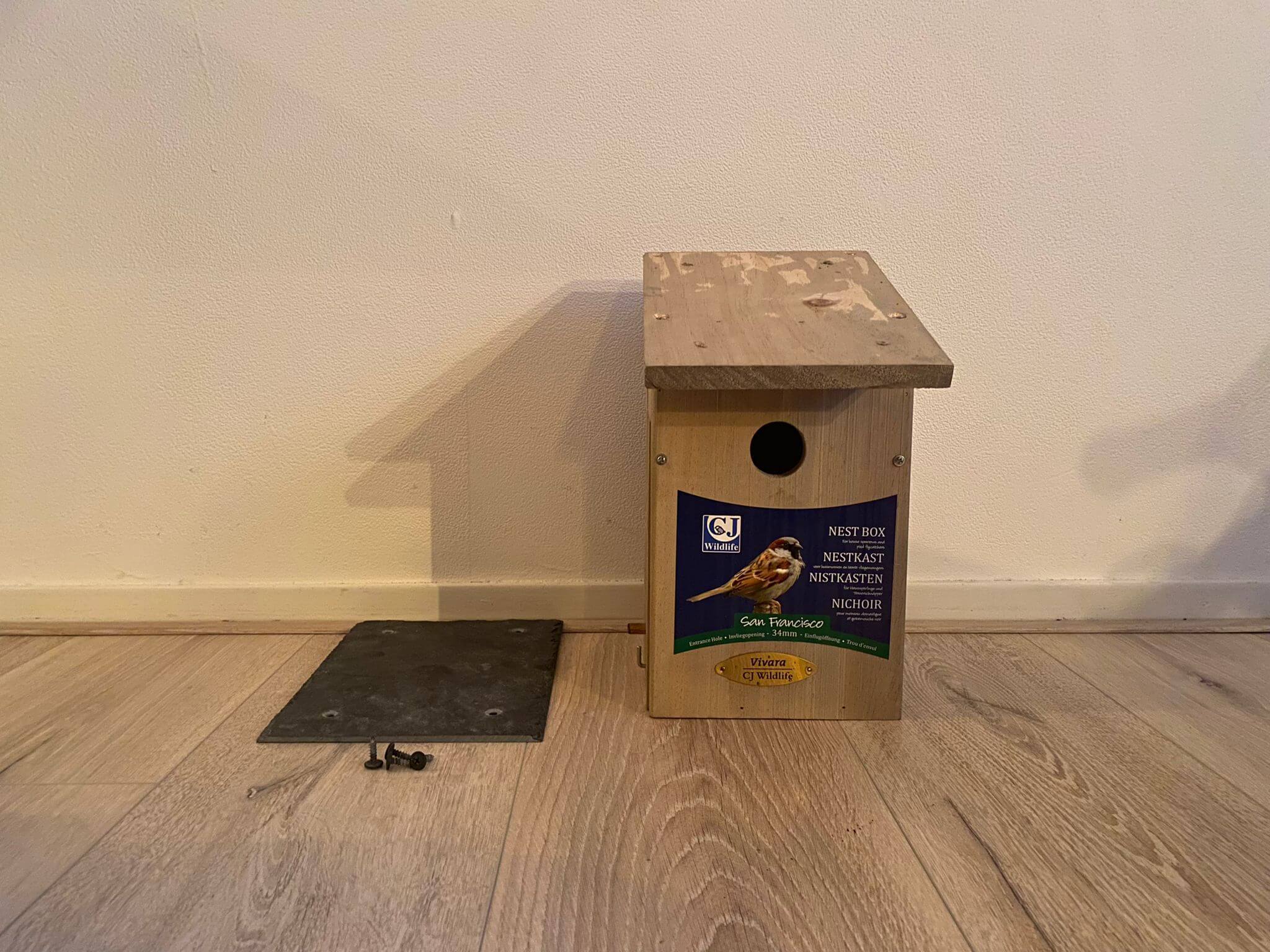 Eerste dak van vogelhuisje afgehaald. 