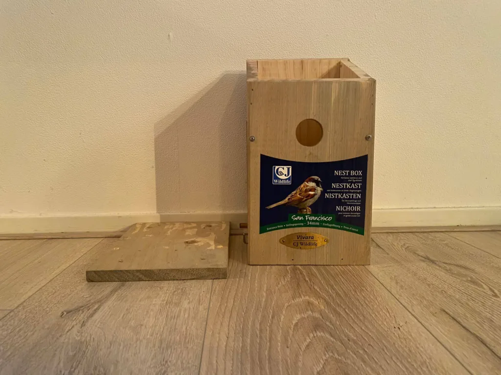 Het dak is verwijdert van het vogelhuisje