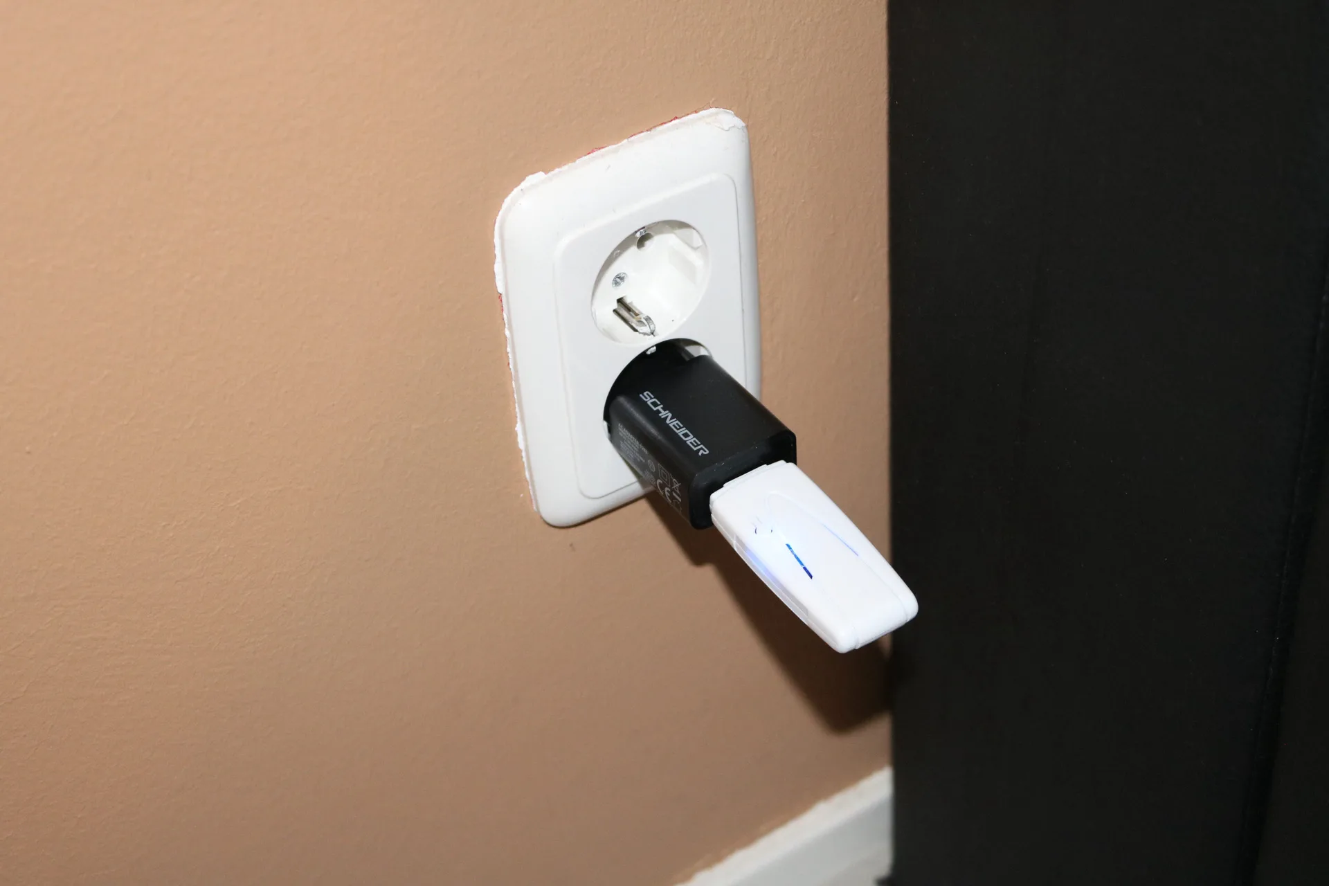 slimme rolgordijnmotor van AliExpress wifi adapter aan stroom