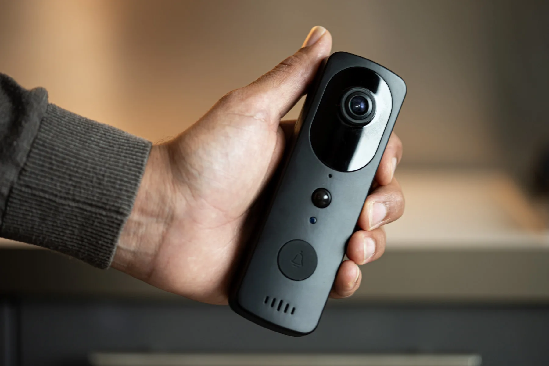 video deurbel action in hand